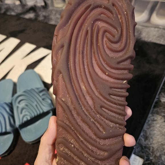 Salehe Bembury slides - Picture 3 of 6